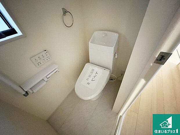 【トイレ】1・2階の2ヶ所にあるので、朝の忙しい時間の順番待ちもなく、深夜の利用にも大変便利です。