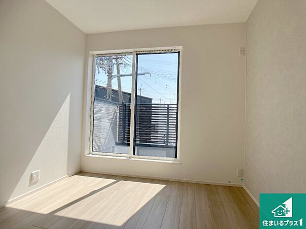 【洋室】寝室は心地よい眠りについてもらいたくて、シンプルかつ開放的な空間な設計にしています!大きな窓から差し込む日が心地いいです♪