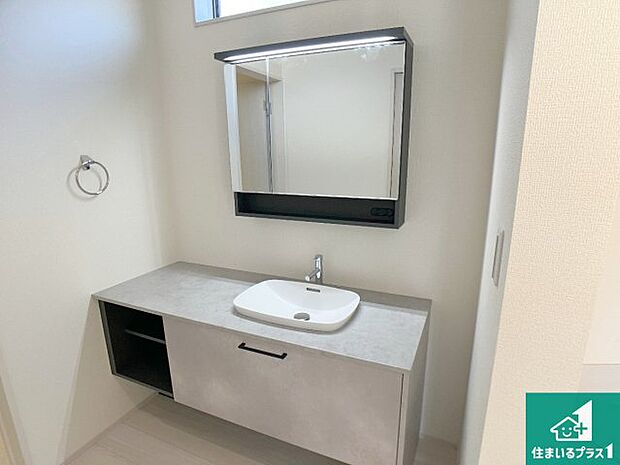 【独立洗面台】清潔感のある洗面台です。フラットな鏡は掃除がしやすく毎日清潔！鏡裏には収納があるのでスッキリとした洗面台が保てます。