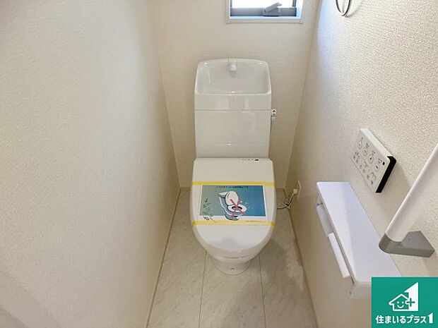 【トイレ】1・2階の2ヶ所にあるので、朝の忙しい時間の順番待ちもなく、深夜の利用にも大変便利です。