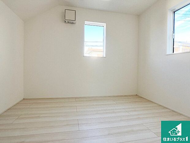 【洋室】寝室は心地よい眠りについてもらいたくて、シンプルかつ開放的な空間な設計にしています!大きな窓から差し込む日が心地いいです♪