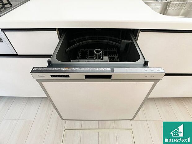 【食洗器】食事後の一仕事、食器洗いをボタン一つでお任せできちゃいます!場所を取らないビルトイン式なので、お料理スペースもしっかり確保!
