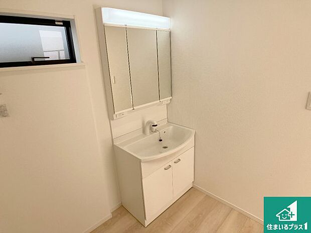 【独立洗面台】清潔感のある洗面台です。フラットな鏡は掃除がしやすく毎日清潔！鏡裏には収納があるのでスッキリとした洗面台が保てます。