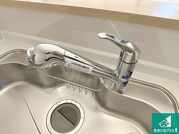 【キッチン水栓】浄水器を内蔵！炊飯時、お茶を作る時に安心してお水を使えます！お湯と冷水、浄水と原水、シャワーの切替えもワンタッチです！