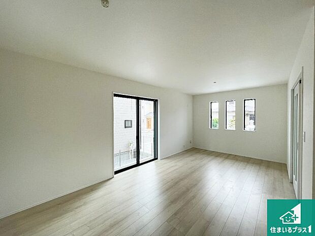 【居間・リビング】日当たり良好の明るいリビングで朝の目覚めもスッキリできそう!対面キッチンでご家族のコミュニケーションも自然と増える設計!小さなお子様が遊ぶスペースを作っても広々とくつろげるLDK!