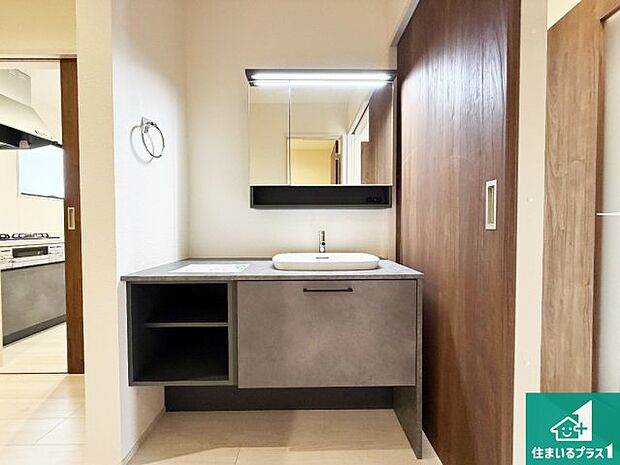 【独立洗面台】清潔感のある洗面台です。フラットな鏡は掃除がしやすく毎日清潔!鏡裏には収納があるのでスッキリとした洗面台が保てます。