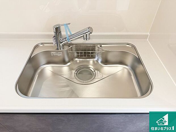 【キッチンシンク】蛇口の先端に浄水器を内蔵しています!原水と浄水、お湯と冷水、シャワーの切替えがワンタッチなので用途によって使い分けられます。