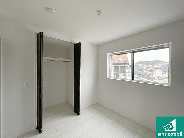 【洋室】収納スペースが充実しているので子供の成長に合わせてたくさん収納ができます！家族構成に合わせた様々な活用ができる収納！