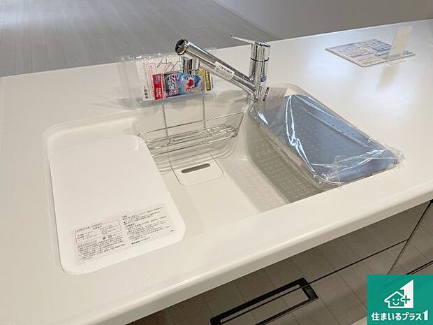 【キッチンシンク】蛇口の先端に浄水器を内蔵しています！原水と浄水、お湯と冷水、シャワーの切替えがワンタッチなので用途によって使い分けられます。