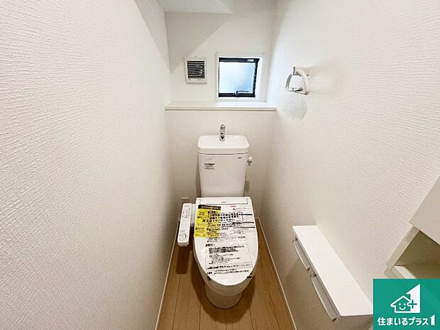 【トイレ】1・2階の2ヶ所にあるので、朝の忙しい時間の順番待ちもなく、深夜の利用にも大変便利です。