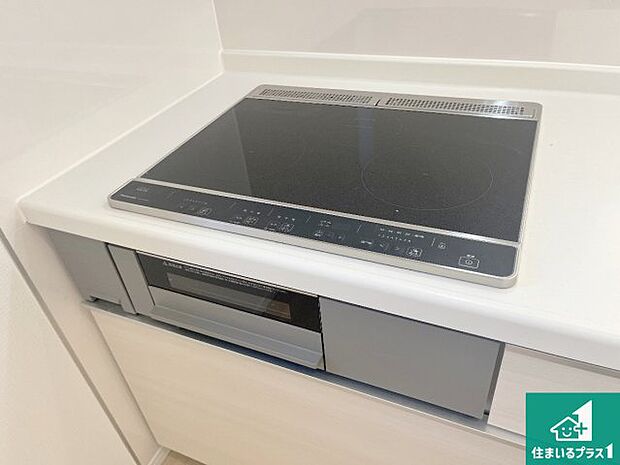 【コンロ】火を使わないので、安心なIHコンロ!でこぼこが無い構造なので、掃除もしやすく清潔に保てます!