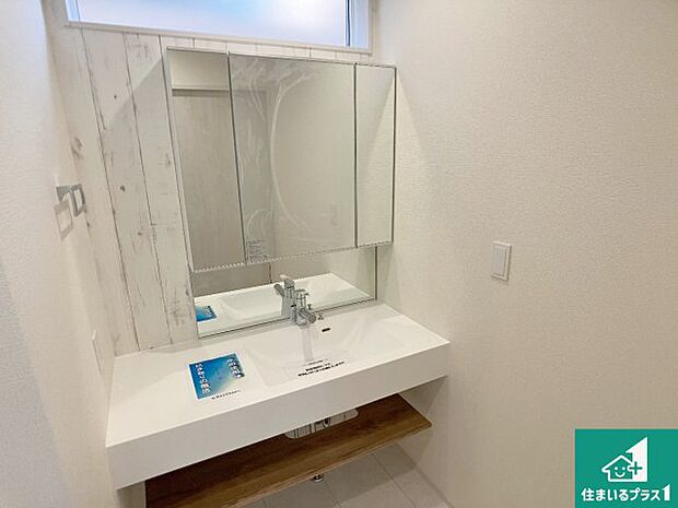 【独立洗面台】清潔感のある洗面台です。フラットな鏡は掃除がしやすく毎日清潔!鏡裏には収納があるのでスッキリとした洗面台が保てます。