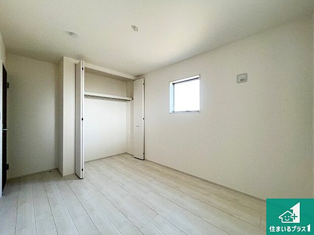 【洋室】収納スペースが充実しているので子供の成長に合わせてたくさん収納ができます！家族構成に合わせた様々な活用ができる収納！