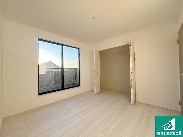 【洋室】寝室は心地よい眠りについてもらいたくて、シンプルかつ開放的な空間な設計にしています！大きな窓から差し込む日が心地いいです♪