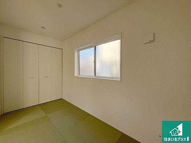 【和室】リビングとフラットに繋がる和室。大きな窓が印象的な、明るい光が室内へと運び込まれる居心地の良い空間です。和室はご家族のくつろぎの場としてはもちろん、客間としても活用できます。