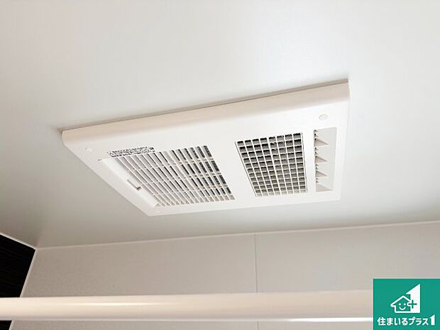 【浴室暖房乾燥機】四季を通して快適なバスライフをお手伝いする浴室暖房乾燥機!浴室の乾燥・暖房・涼風・換気はもちろん、24時間換気にも対応!