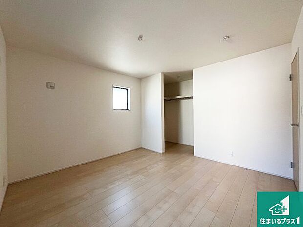 【洋室】収納スペースが充実しているので子供の成長に合わせてたくさん収納ができます！家族構成に合わせた様々な活用ができる収納！