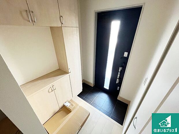 【玄関】シューズボックスにはたくさんの靴が収納できるので玄関周りはいつもスッキリ！ご家族が増えても安心！