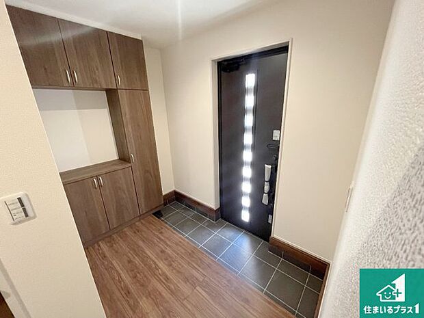 【玄関】シューズボックスにはたくさんの靴が収納できるので玄関周りはいつもスッキリ！ご家族が増えても安心！