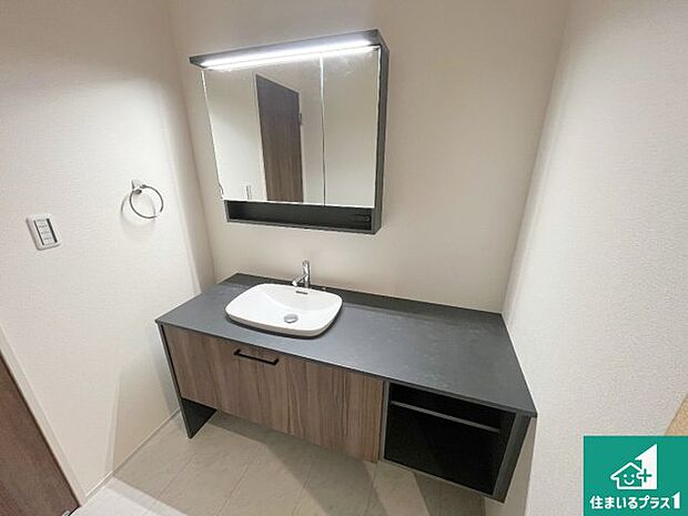【独立洗面台】清潔感のある洗面台です。フラットな鏡は掃除がしやすく毎日清潔！鏡裏には収納があるのでスッキリとした洗面台が保てます。