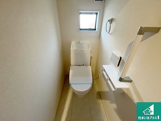 【トイレ】1・2階の2ヶ所にあるので、朝の忙しい時間の順番待ちもなく、深夜の利用にも大変便利です。