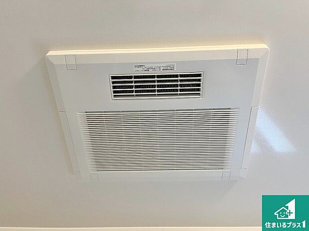 【浴室暖房乾燥機】四季を通して快適なバスライフをお手伝いする浴室暖房乾燥機！浴室の乾燥・暖房・涼風・換気はもちろん、２４時間換気にも対応！ 