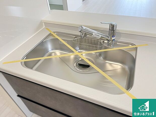 【キッチンシンク】蛇口の先端に浄水器を内蔵しています！原水と浄水、お湯と冷水、シャワーの切替えがワンタッチなので用途によって使い分けられます。