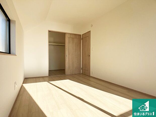 【洋室】寝室は心地よい眠りについてもらいたくて、シンプルかつ開放的な空間な設計にしています！大きな窓から差し込む日が心地いいです♪