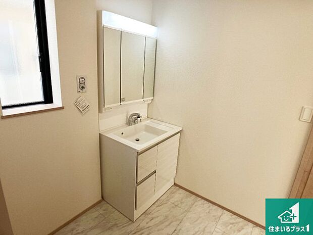 【独立洗面台】清潔感のある洗面台です。フラットな鏡は掃除がしやすく毎日清潔！鏡裏には収納があるのでスッキリとした洗面台が保てます。