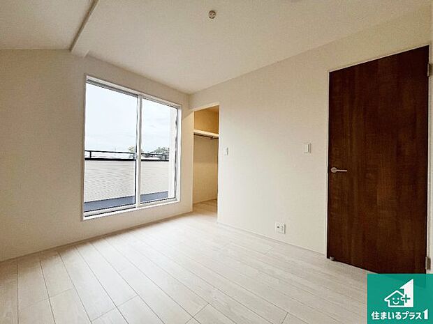 【洋室】寝室は心地よい眠りについてもらいたくて、シンプルかつ開放的な空間な設計にしています！大きな窓から差し込む日が心地いいです♪