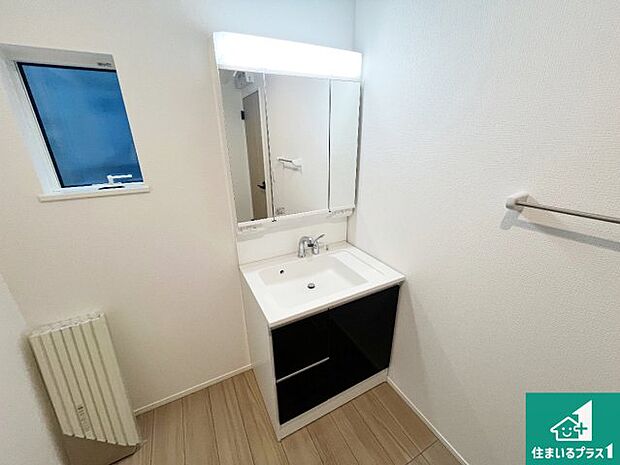 【独立洗面台】清潔感のある洗面台です。フラットな鏡は掃除がしやすく毎日清潔！鏡裏には収納があるのでスッキリとした洗面台が保てます。