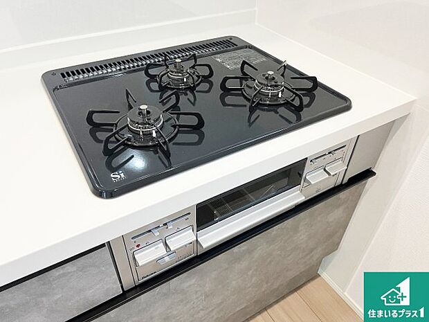 【コンロ】ダブル高火力Ｓｉセンサー付きコンロ！３口あるので、まとめて料理をする時も大活躍！