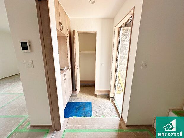 【玄関】シューズボックスにはたくさんの靴が収納できるので玄関周りはいつもスッキリ!ご家族が増えても安心!