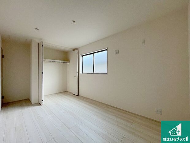 【居間・リビング】シンプルなリビングは、観葉植物等のインテリアを楽しめますね！パパ好みにも、ママ好みにも家具次第で雰囲気を変えることができます！