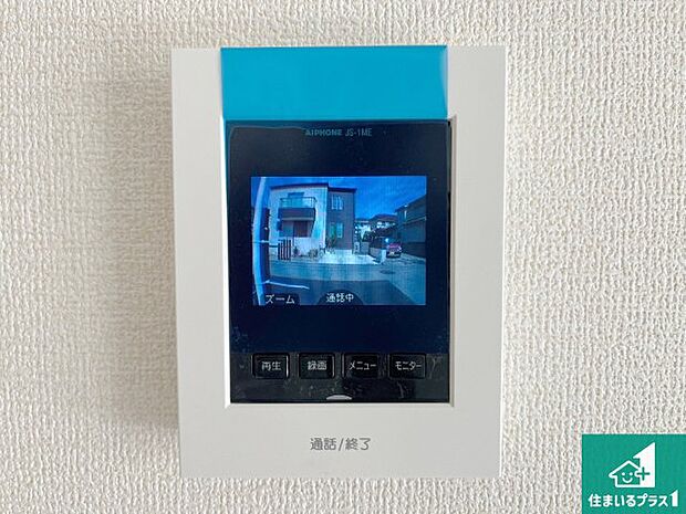 【カラーモニターインターホン】声だけでなく来訪者の姿や顔がモニターで確認できるので、小さなお子様がいらっしゃるご家庭でも安心できます！