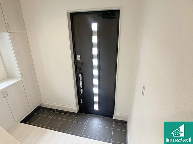 【玄関】シューズボックスにはたくさんの靴が収納できるので玄関周りはいつもスッキリ!ご家族が増えても安心!