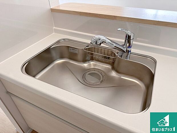 【キッチンシンク】蛇口の先端に浄水器を内蔵しています!原水と浄水、お湯と冷水、シャワーの切替えがワンタッチなので用途によって使い分けられます。