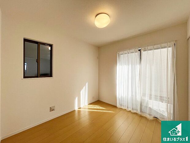 【洋室】寝室は心地よい眠りについてもらいたくて、シンプルかつ開放的な空間な設計にしています!大きな窓から差し込む日が心地いいです♪