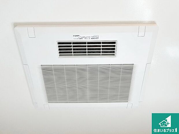 【浴室暖房乾燥機】四季を通して快適なバスライフをお手伝いする浴室暖房乾燥機!浴室の乾燥・暖房・涼風・換気はもちろん、24時間換気にも対応!