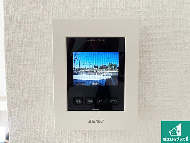 【カラーモニターインターホン】声だけでなく来訪者の姿や顔がモニターで確認できるので、小さなお子様がいらっしゃるご家庭でも安心できます!
