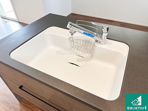 【キッチンシンク】蛇口の先端に浄水器を内蔵しています！原水と浄水、お湯と冷水、シャワーの切替えがワンタッチなので用途によって使い分けられます。