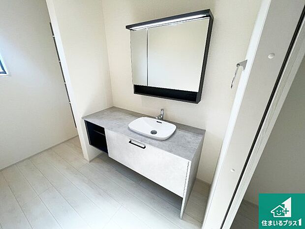 【独立洗面台】清潔感のある洗面台です。フラットな鏡は掃除がしやすく毎日清潔！鏡裏には収納があるのでスッキリとした洗面台が保てます。