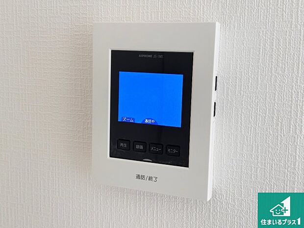【カラーモニターインターホン】声だけでなく来訪者の姿や顔がモニターで確認できるので、小さなお子様がいらっしゃるご家庭でも安心できます！