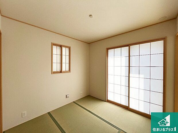 【和室】一室あると便利な和室は客間としてだけでなく、小さなお子様のプレイルームや食後のくつろぎスペースとしてもご利用いただけます。収納もついていますので大活躍間違いなし！
