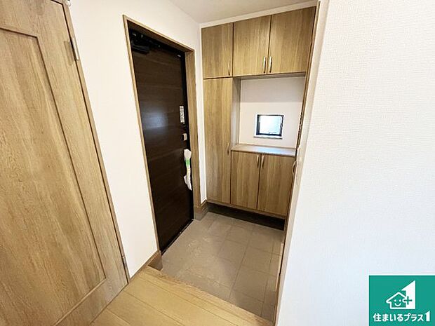【玄関】シューズボックスにはたくさんの靴が収納できるので玄関周りはいつもスッキリ！ご家族が増えても安心！