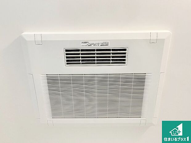 【浴室暖房乾燥機】四季を通して快適なバスライフをお手伝いする浴室暖房乾燥機！浴室の乾燥・暖房・涼風・換気はもちろん、２４時間換気にも対応！ 
