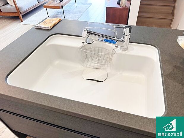 【キッチンシンク】蛇口の先端に浄水器を内蔵しています!原水と浄水、お湯と冷水、シャワーの切替えがワンタッチなので用途によって使い分けられます。