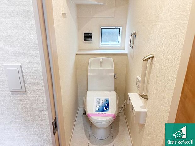 【トイレ】1・2階の2ヶ所にあるので、朝の忙しい時間の順番待ちもなく、深夜の利用にも大変便利です。