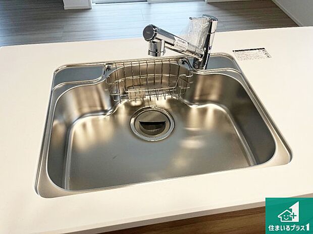 【キッチンシンク】蛇口の先端に浄水器を内蔵しています！原水と浄水、お湯と冷水、シャワーの切替えがワンタッチなので用途によって使い分けられます。