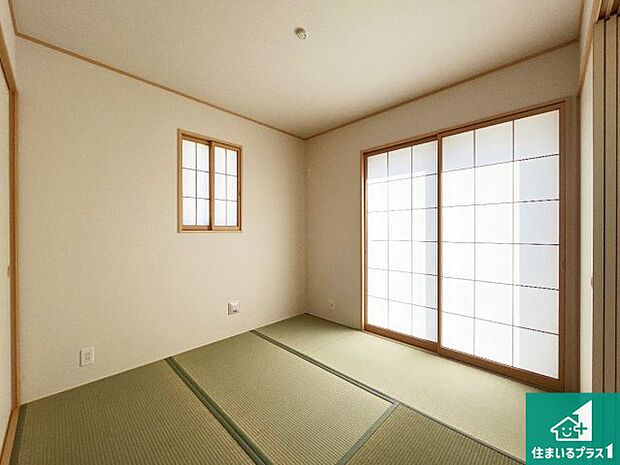 【和室】一室あると便利な和室は客間としてだけでなく、小さなお子様のプレイルームや食後のくつろぎスペースとしてもご利用いただけます。収納もついていますので大活躍間違いなし!